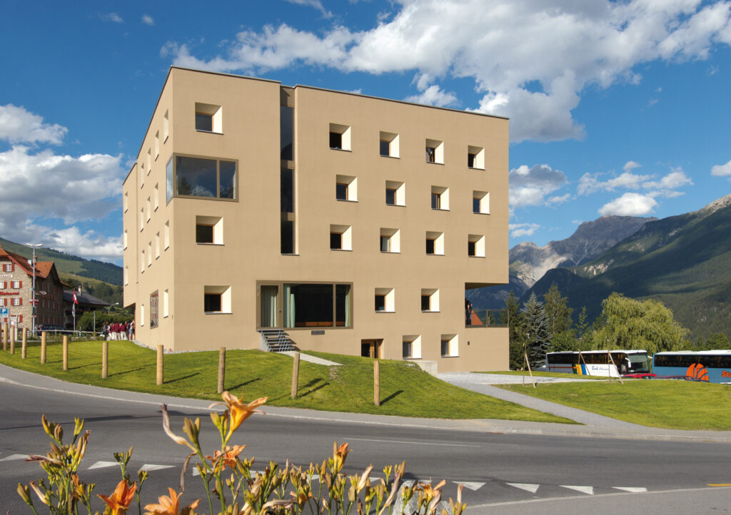 04_Jugendherberge-Scuol-Sommer-Aussenansicht-Ralph_Feiner-07