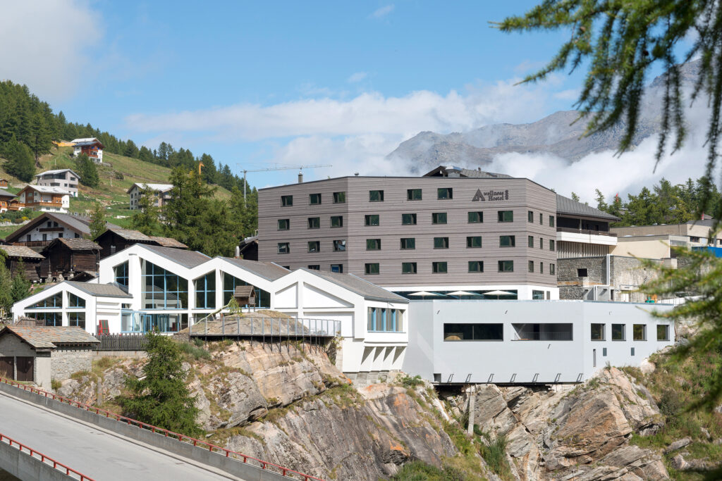 05_Jugendherberge-Saas-Fee-Sommer-Aussenansicht-Michel_van_Grondel-06