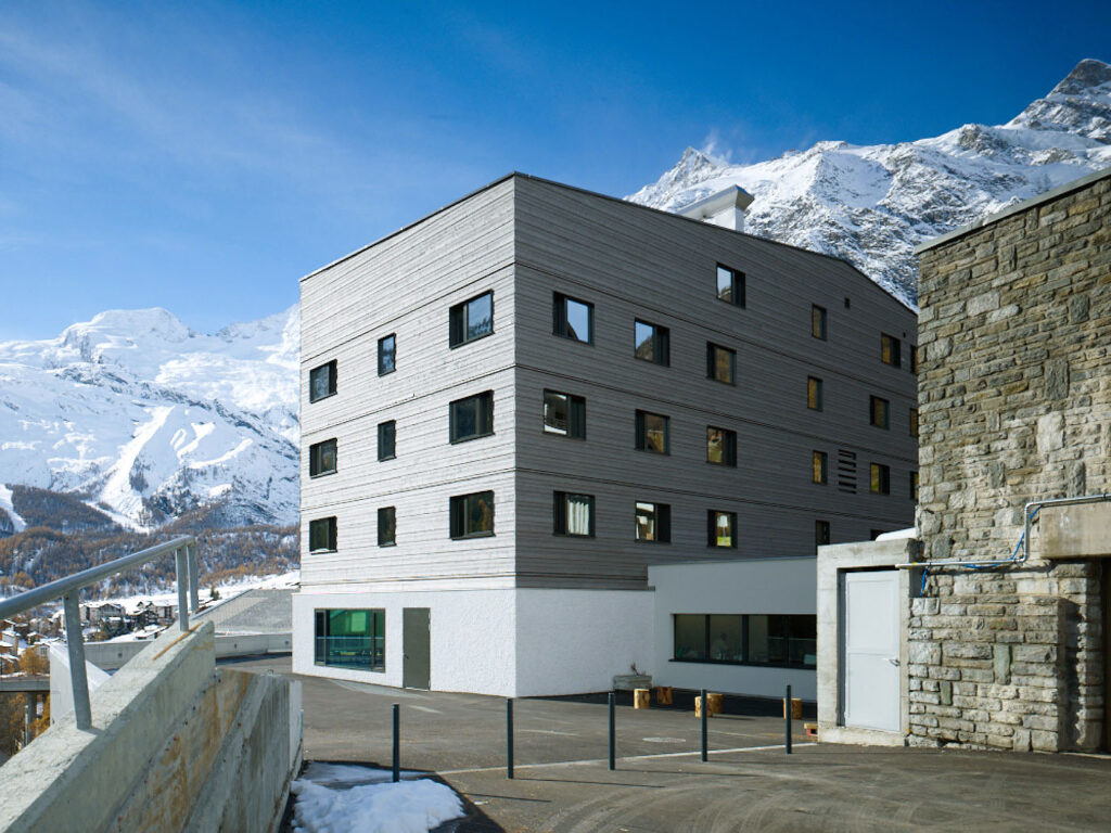 05_Jugendherberge-Saas-Fee-Winter-Aussenansicht-Ruedi_Walti-04