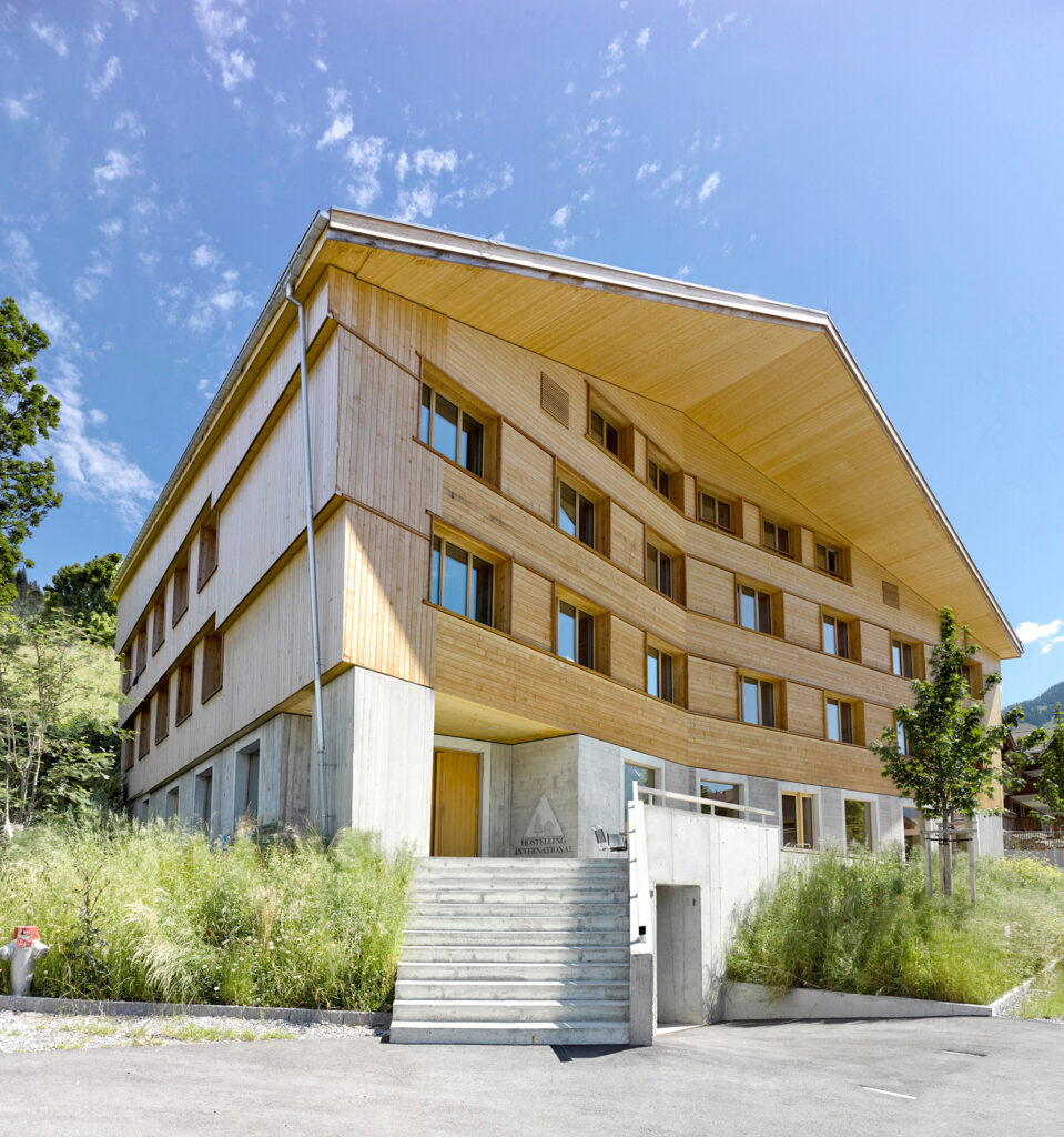 06_Jugendherberge-Gstaad-Saanenland-Sommer-Aussenansicht-Architektur-Buergi-Schaerer-Alexander_Gempeler