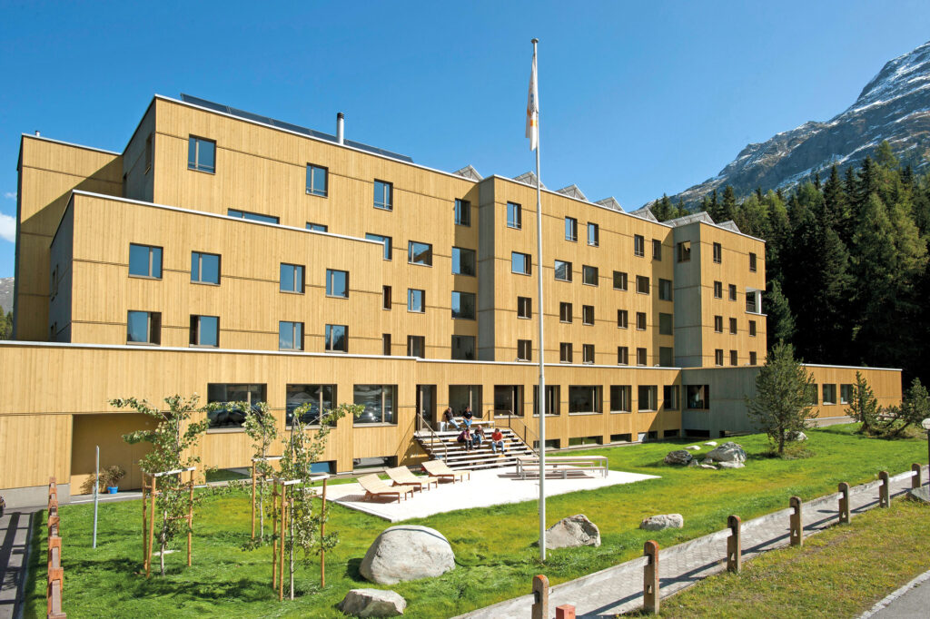 Jugendherberge-St-Moritz-Sommer-Aussenansicht-Michel_van_Grondel-01