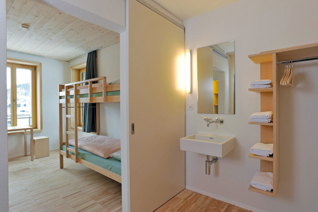 Jugendherberge-St-Moritz-Zimmer-2-Bett-Michel_van_Grondel-02