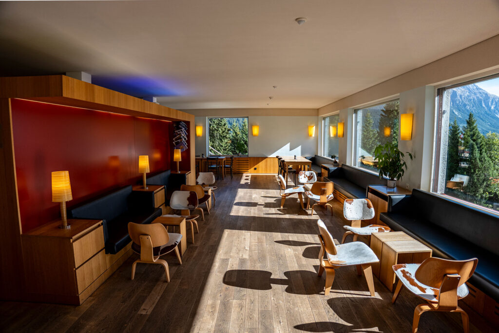 Jugendherberge-Valbella-Lenzerheide-Lobby-Leonidas_Portmann-03