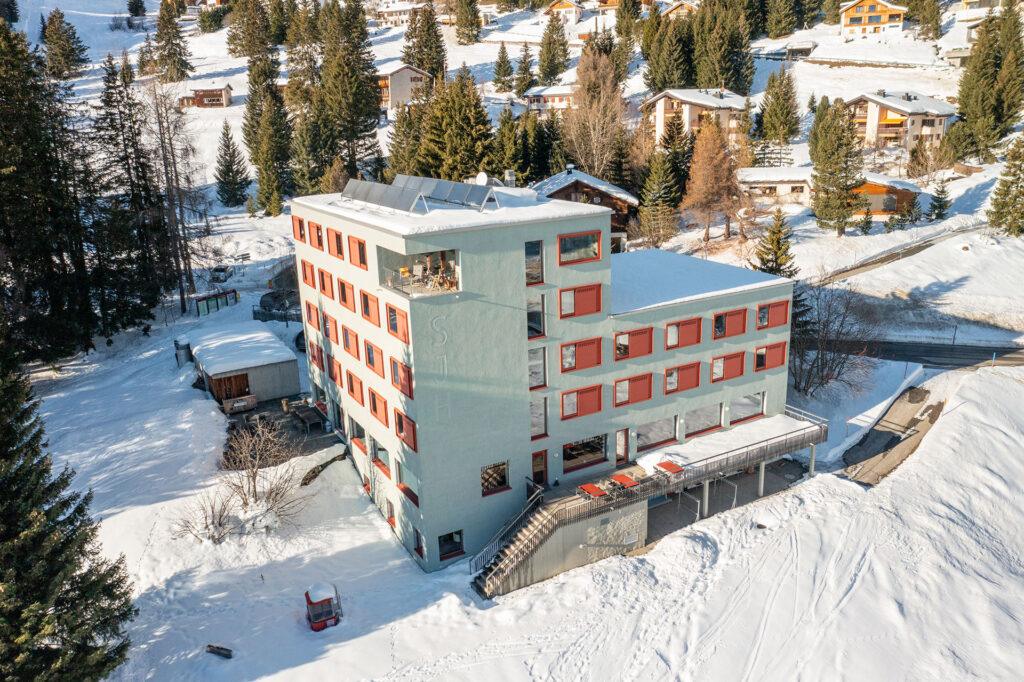Jugendherberge-Valbella-Lenzerheide-Winter-Aussenansicht-Leonidas_Portmann-02